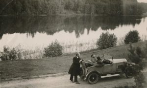 „Tarp Avilių–Svėdasų“: Juozo ir Sofijos Barisų šeima su kunigu Augustinu Liepiniu kelionėje automobiliu po Lietuvą. 1934 m. Panevėžio apskrities Gabrielės Petkevičaitės-Bitės viešoji biblioteka, Laimos Barisaitės fondas F155