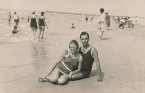 Mokytojai Julija ir Petras Rapšiai Palangos paplūdimyje. 1930.07.28. Panevėžio apskrities Gabrielės Petkevičaitės-Bitės viešoji biblioteka, Laimos Rapšytės fondas F70-525-1