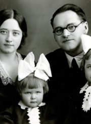 Sofija ir Juozas Barisai su dukrelėmis Laimute (kairėje) ir Danute. [Panevėžys]. Apie 1932 m. Panevėžio apskrities Gabrielės Petkevičaitės-Bitės skaitmeninis archyvas, kopija iš Barisų šeimos archyvo