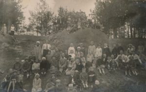Panevėžio pradžios mokyklos Nr. 1 bei kitų miesto mokyklų bendra moksleivių ir pedagogų išvyka į Anykščių kraštą. Išvykos dalyviai prie Puntuko akmens. 1931 m. Panevėžio apskrities Gabrielės Petkevičaitės-Bitės viešoji biblioteka, Pavienių rankraščių fondas F8-637
