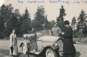 Juozas ir Sofija Barisai su kunigu Augustinu Liepiniu kelionėje automobiliu po Žemaitiją: viešnagė pas Jurgį Barisą Kartenoje (Kretingos r.). 1936.08.04. Iš dešinės: 1-as kun. A. Liepinis, 2-as J. Barisas, 4-a S. Barisienė. Panevėžio apskrities Gabrielės Petkevičaitės-Bitės viešosios bibliotekos skaitmeninis archyvas, kopija iš Panevėžio vyskupijos kurijos archyvo