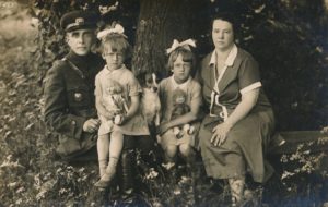 Miškininkas, Berčiūnų kurorto direktorius Jonas Kasperavičius su šeima. [Berčiūnai]. XX a. 4 deš. Panevėžio apskrities Gabrielės Petkevičaitės-Bitės viešoji biblioteka, Chodakauskų šeimos fondas F118