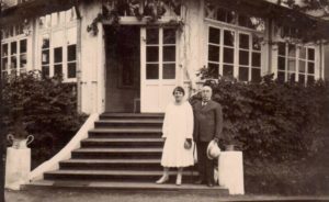 Panevėžio notaras Jonas Moigis su žmona Karolina prie vilos „Jūratė“ Palangoje. 1929 m. Panevėžio apskrities Gabrielės Petkevičaitės-Bitės viešoji biblioteka, Irenos Moigytės fondas F96-339