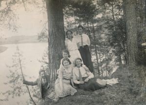 Panevėžio pradžios mokyklos Nr. 1 bei kitų miesto mokyklų bendra moksleivių ir pedagogų išvyka į Anykščių kraštą. Grupė mokytojų, įsiamžinusi prie Šventosios krantų. Sėdi 1-oje eilėje dešinėje: V. Januškevičiūtė; 2-oje eilėje dešinėje: K. Danilavičiūtė; kairėje: Povilas Daukas; stovi dešinėje: Veronika Kalendaitė-Būtėnienė. 1931 m. Panevėžio apskrities Gabrielės Petkevičaitės-Bitės viešoji biblioteka, Pavienių rankraščių fondas F8-637