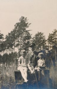 Miškininkas, Berčiūnų kurorto direktorius Jonas Kasperavičius su dukromis Berčiūnų pušyne. XX a. 4 deš. Panevėžio apskrities Gabrielės Petkevičaitės-Bitės viešoji biblioteka, Chodakauskų šeimos fondas F118