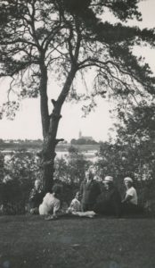 Prie Veprių ežero. Iš dešinės: Elena Vidugirienė, kunigas Povilas Šidlauskas, Zbignevas Vidugiris, Juozas Barisas ir kt. 1934.08.22. Panevėžio apskrities Gabrielės Petkevičaitės-Bitės viešosios bibliotekos skaitmeninis archyvas, kopija iš Kristupo Šidlausko asmeninio archyvo