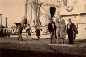 Mokytoja Aleksandra Šilgalytė (priekyje, 2-a iš kairės) su bičiuliais Šventosios uoste. 1939 m. Panevėžio apskrities Gabrielės Petkevičaitės-Bitės viešoji biblioteka, Aleksandros Šilgalytės fondas F80-567