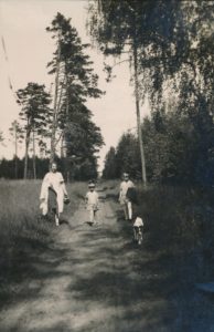 Miškininko, Berčiūnų kurorto direktoriaus Jono Kasperavičiaus žmona su dukromis Berčiūnuose. XX a. 4 deš. Panevėžio apskrities Gabrielės Petkevičaitės-Bitės viešoji biblioteka, Chodakauskų šeimos fondas F118