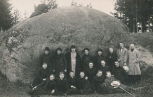 Panevėžio vyskupas Kazimieras Paltarokas su lydinčiaisiais dvasininkais ir kitais asmenimis prie Puntuko akmens. Fotogr. I. Melniko. 1930 m. Panevėžio apskrities Gabrielės Petkevičaitės-Bitės viešosios bibliotekos skaitmeninis archyvas, kopija iš Kristupo Šidlausko asmeninio archyvo