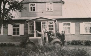 Viešnagė kunigo Povilo Šidlausko tėviškėje Puknioniuose (Linkuvos valsč.). Iš kairės: kun. Povilas Šidlauskas, kun. Augustinas Liepinis, Elena Vidugirienė (?), Juozas Barisas, Sofija Barisienė. 1935.08.25. Panevėžio apskrities Gabrielės Petkevičaitės-Bitės viešosios bibliotekos skaitmeninis archyvas, kopija iš Panevėžio vyskupijos kurijos archyvo