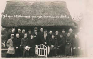 Panevėžio vyskupas Kazimieras Paltarokas su Antanu Vienuoliu-Žukausku, lydinčiaisiais dvasininkais ir kitais asmenimis prie A. Baranausko klėtelės. Fotogr. I. Melniko. 1930 m. Panevėžio apskrities Gabrielės Petkevičaitės-Bitės viešosios bibliotekos skaitmeninis archyvas, kopija iš Kristupo Šidlausko asmeninio archyvo