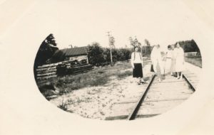 Berčiūnų kurorto poilsiautojos ant geležinkelio bėgių. [Berčiūnai]. XX a. 4 deš. Panevėžio apskrities Gabrielės Petkevičaitės-Bitės viešoji biblioteka, Chodakauskų šeimos fondas F118