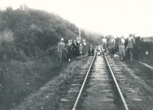 Pedagogo, muziko Mykolo Karkos šeima su draugais prie siauruko bėgių, pakeliui į Rubikius. Anykščiai–Kasagorai. 1930 m. Panevėžio apskrities Gabrielės Petkevičaitės-Bitės viešoji biblioteka, Mykolo Karkos fondas F12-321