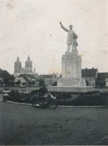 Mokytojas Bronislovas Žiaunys, motociklu atvykęs į Kudirkos Naumiestį ir įsiamžinęs prie paminklo rašytojui, tautinio atgimimo skleidėjui, „Varpo“ redaktoriui dr. Vincui Kudirkai (paminklo aut. skulpt. V. Grybas). Kudirkos Naumiestis. 1937 m. Panevėžio apskrities Gabrielės Petkevičaitės-Bitės viešoji biblioteka, Vytauto ir Silvijos Vilkončių fondas F154-244