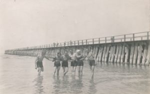 Mokytojas Bronislovas Žiaunys (iš kairės 3-ias) su draugais prie Palangos tilto. 1934 m. Panevėžio apskrities Gabrielės Petkevičaitės-Bitės viešoji biblioteka, Vytauto ir Silvijos Vilkončių fondas F154-231