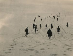 Panevėžio miesto pradžios mokyklos Nr. 1 moksleiviai Nidoje. 1935 m. Panevėžio apskrities Gabrielės Petkevičaitės-Bitės viešoji biblioteka, Pavienių rankraščių fondas F8-637