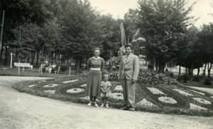 Pedagogai Motiejus ir Petronėlė Lukšiai su dukra Nijole atostogauja Birštone. 1937 m. Panevėžio apskrities Gabrielės Petkevičaitės-Bitės viešoji biblioteka, Motiejaus Lukšio fondas F68-363