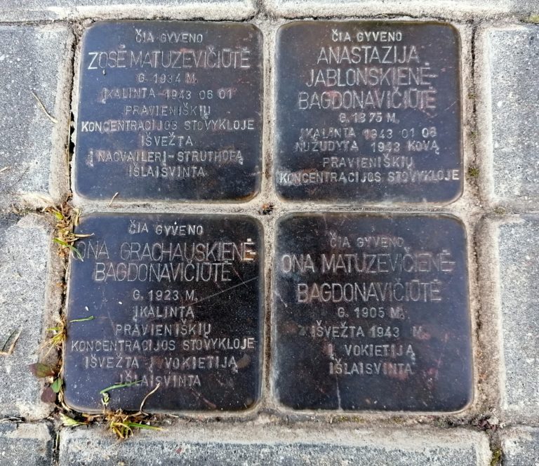 „Atminimo akmenys“, įamžinantys romų holokausto aukas. Astos Rimkūnienės nuotrauka