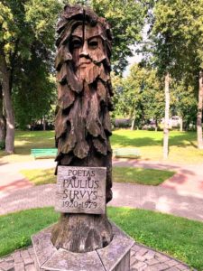 1995 m. rugsėjo 20 d. Dusetų miestelio parke atidengta autoriaus Ipolito Užkurnio medžio skulptūra poetui Pauliui Širviui