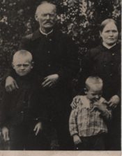 Paulius Širvys (kairėje) su tėvais ir broliu Leonu, 1929 m. Nežinomas autorius. Nuotrauka iš Maironio lietuvių literatūros muziejaus