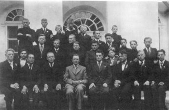 Salų žemės ūkio mokykloje. Paulius Širvys paskutinėje eilėje pirmas iš kairės, apie 1939 m. Nežinomas autorius