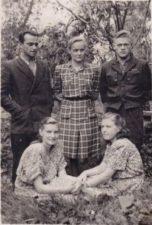 Paulius Širvys (stovi pirmas iš dešinės) su kolegomis Pandėlio redakcijoje, 1949–1950 m. Nežinomas autorius. Nuotrauka iš Venclovų namų-muziejaus