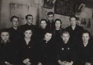 Pandėlio spaustuvės ir redakcijos darbuotojai, 1951 m. kovo 22 d. Paulius Širvys sėdi pirmoje eilėje antras iš dešinės. Nežinomas autorius. Nuotrauka iš Maironio lietuvių literatūros muziejaus