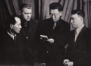 Grupė rašytojų Maskvoje, Aukštuosiuose literatūros kursuose. Iš kairės antras – Paulius Širvys, 1957 m. Nežinomas autorius. Nuotrauka iš Venclovų namų-muziejaus