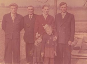 Grupinė šeimos fotografija, 1958 m. Pirmas iš kairės Paulius Širvys, Birutės Širvienės tėvas Stasys Blieka, sesuo Gražina Bliekaitė ir jos vyras Petras. Pirmoje eilėje (pirma iš dešinės) – Dangė Širvytė ir jos pusseserė Jūratė. Nuotrauka iš Venclovų namų-muziejaus