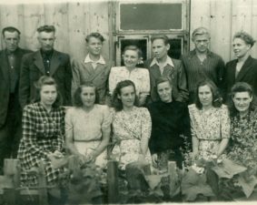 Paulius Širvys (antroje eilėje, antras iš dešinės) su kolegomis – laikraščio „Spalio pergalė“ redakcijos ir spaustuvės darbuotojais, Pandėlys, 1951 m. liepos 29 d. Nežinomas autorius. Nuotrauka iš Maironio lietuvių literatūros muziejaus