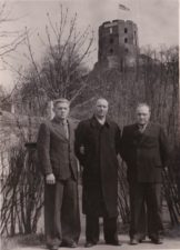 Grupinė fotografija prie Gedimino kalno. Iš kairės Paulius Širvys, Bronius Širvys (Pauliaus pusbrolis), Leonas Širvys (Pauliaus brolis), XX a. 7 deš. Nežinomas autorius. Nuotrauka iš Venclovų namų-muziejaus