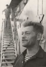 Paulius Širvys prie laivo, apie 1975 m. Nežinomas autorius. Nuotrauka iš Maironio lietuvių literatūros muziejaus