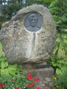Degučių kaime likusi Širvių sodybos vieta, paženklinta paminkliniu akmeniu (autorius V. Žuklys), statytu 1986 m.