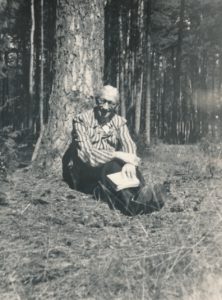 Prelatas Povilas Šidlauskas. Kulautuva (Kauno r.). 1969 m. Nuotrauka iš Kristupo Šidlausko asmeninio archyvo