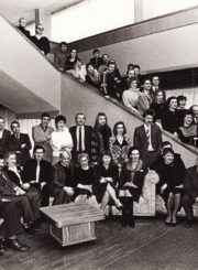 Su teatro kolektyvu, apie 1986–1988 m. Ligita Kondrotaitė – ant laiptų, 4-a nuo viršaus. PAVB FJM-1017/4