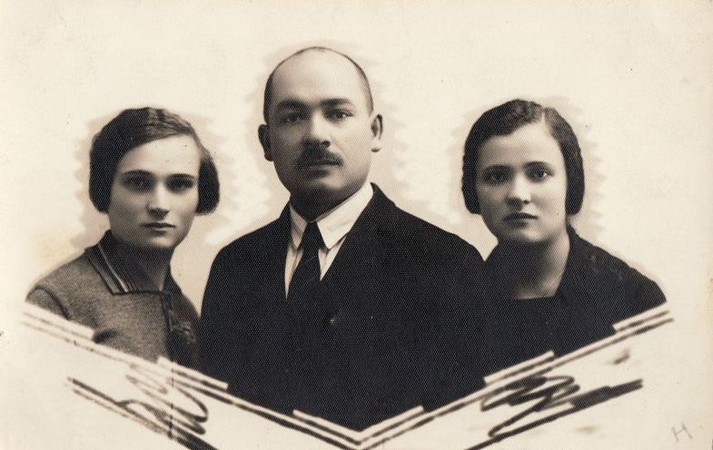 Adolfas Hokušas su žmona Vladislava ir žmonos pussesere Antanina Rudalevičiute-Urbiene. Nuotrauka iš Panevėžio kraštotyros muziejaus rinkinių