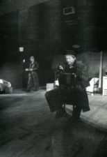 Scena iš H. Pinterio spektaklio „Sargas“. Iš kairės A. Kėleris, R. Teresas. A. Aleksandravičiaus nuotrauka