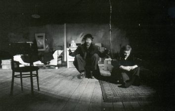 Scena iš H. Pinterio spektaklio „Sargas“. Iš kairės R. Teresas, A. Kėleris. A. Aleksandravičiaus nuotrauka