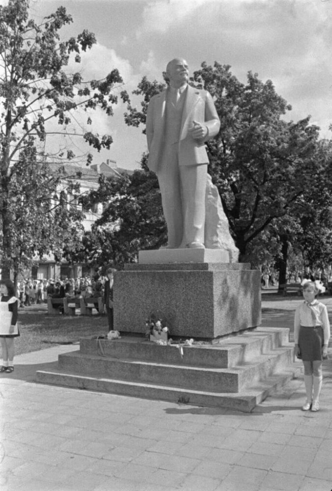 1. Paskutinės betoninio Lenino dienos Panevėžyje. 1982 m. Kęstučio Jankausko nuotrauka. Lietuvos centrinis valstybės archyvas, 0-086926