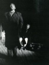 Scena iš H. Pinterio spektaklio „Sargas“. Iš kairės V. Fijalkauskas, R. Teresas. A. Aleksandravičiaus nuotrauka
