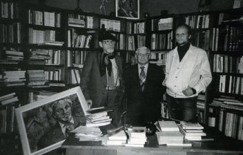 Pas režisierių Juozą Miltinį. Iš kairės: Juozas Miltinis, Vaclovas Blėdis, Giedrimundas Gabrėnas. Panevėžys, 1987 m. L. Šimkutės nuotrauka