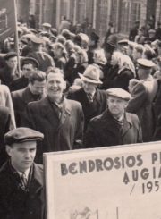 Panevėžio baldų fabriko darbininkai Gegužės 1-osios demonstracijoje. 1958 m. Nuotrauka iš Panevėžio kraštotyros muziejaus rinkinių