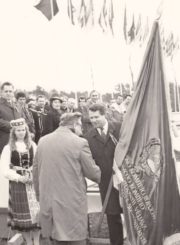 Panevėžio rajono „Tiesos“ kolūkio pirmininkui, LSSR nusipelniusiam žemės ūkio darbuotojui, socialistinio darbo didvyriui, SSRS AT deputatui Albertui Meilui (kairėje) įteikiama raudonoji vėliava