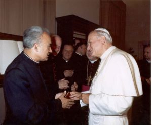 Kunigas Jonas Juodelis su popiežiumi Jonu Pauliumi II. Vatikanas. 1987 m. Panevėžio apskrities Gabrielės Petkevičaitės-Bitės viešosios bibliotekos skaitmeninis archyvas