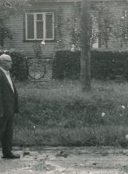 Pranas Tamošiūnas prie savo namų Karsakiškyje (Panevėžio r.). 1985 m. Panevėžio apskrities Gabrielės Petkevičaitės-Bitės viešoji biblioteka, Pavienių rankraščių fondas F8-641