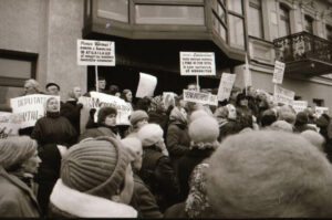 2. Piketuotojai su šūkiais, užrėmę įėjimą į miesto savivaldybę. 1992 m. kovo 27 d. Fotografas Jonas Linda. Iš Panevėžio kraštotyros muziejaus rinkinių