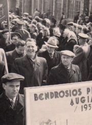 Panevėžio baldų fabriko darbininkai Gegužės 1-osios demonstracijoje. 1958 m.
