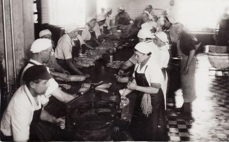 1. Darbininkai akcinės bendrovės „Lietuvos  muilas“ Panevėžio  fabrike. Nuotrauka iš Panevėžio kraštotyros muziejaus rinkinių