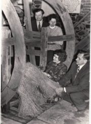 Upytės bandymų stoties moksliniai bendradarbiai Linų muziejuje. 1978 m. Nuotrauka iš Panevėžio kraštotyros muziejaus rinkinių
