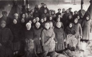 2. Linų fabriko darbininkai. Nuotrauka iš Panevėžio kraštotyros muziejaus rinkinių
